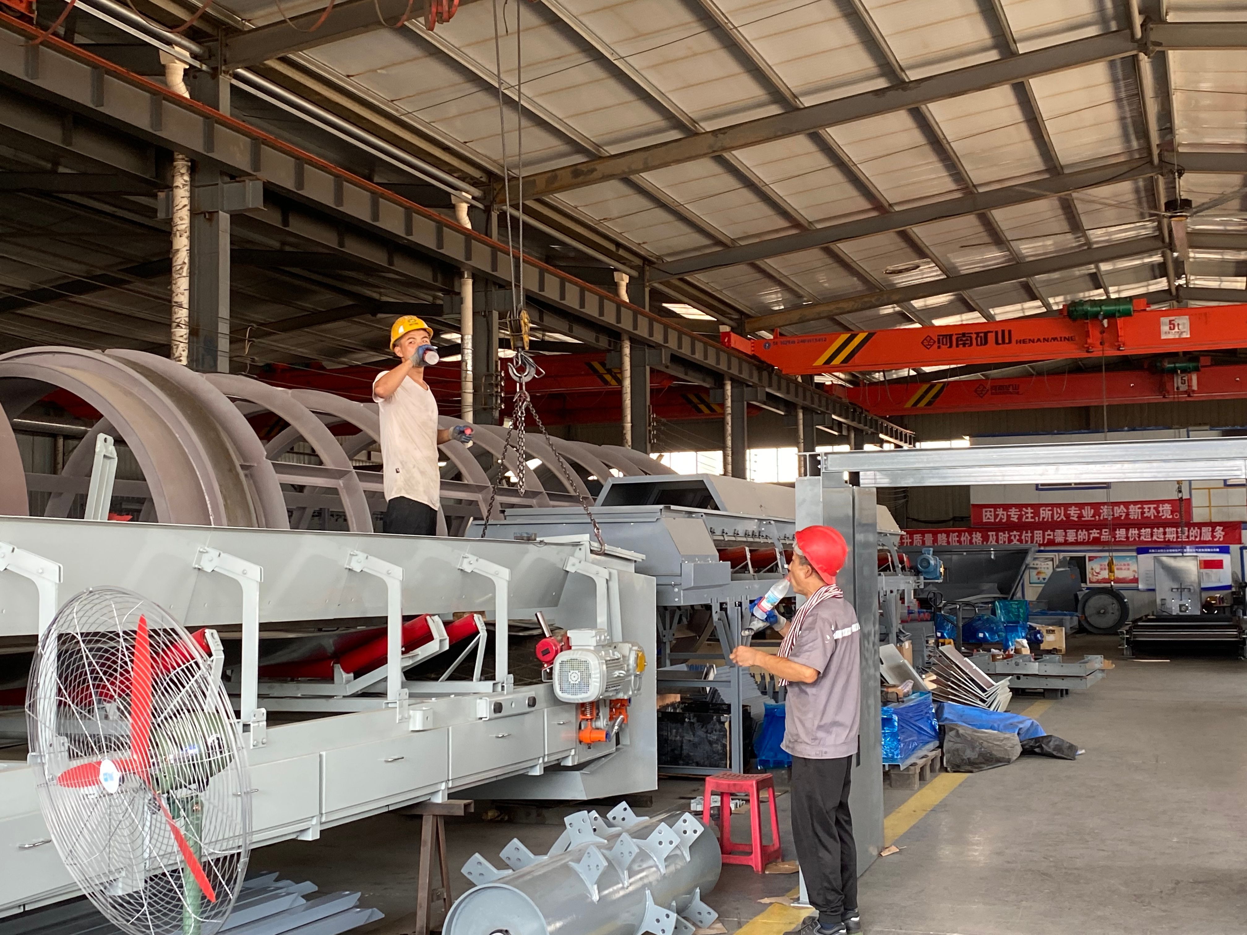 酷暑里的一縷清涼 ---工會主席王林林到智造中心慰問一線員工